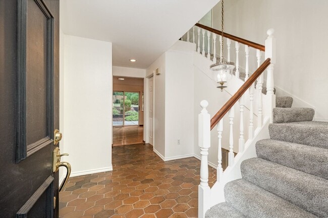 Building Photo - 4Bd/2.5Ba Bellevue Home