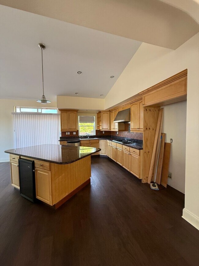 Building Photo - Huge 5 bedroom Home in Scenic Setting