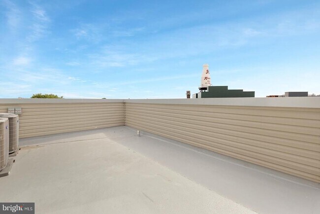 Building Photo - 2119 N Front St