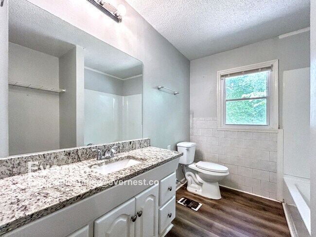 Building Photo - 3-Bedroom Home with Easy Access to Parks a...
