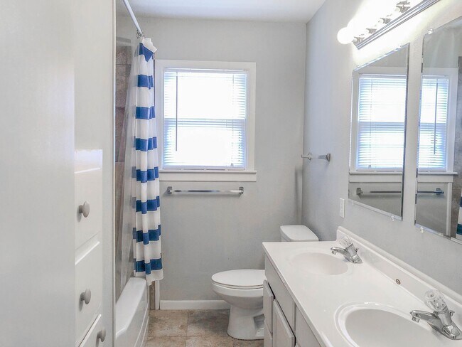 Building Photo - Pre-Leasing 3 bed 2 bath