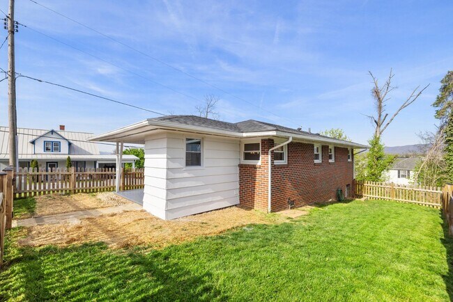 Building Photo - 389 Thompson St