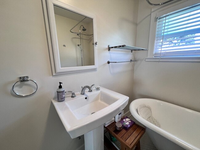 Building Photo - $1,000 MOVE IN SPECIAL!!! Fully Updated Home in San Leandro Available for Rent!!