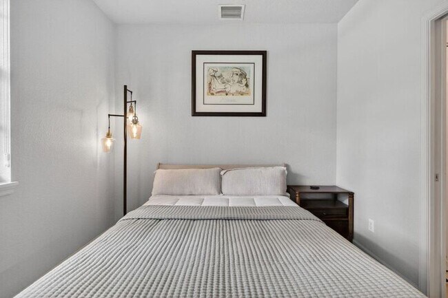 Building Photo - 150 Cat Rock Ln