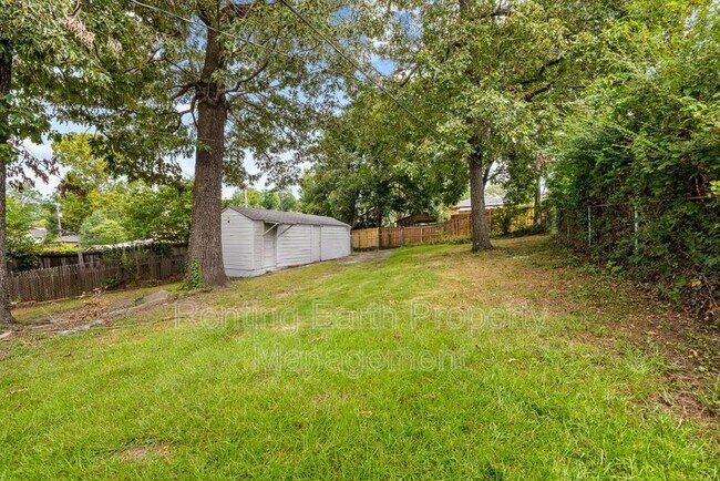 Building Photo - 905 7th St W