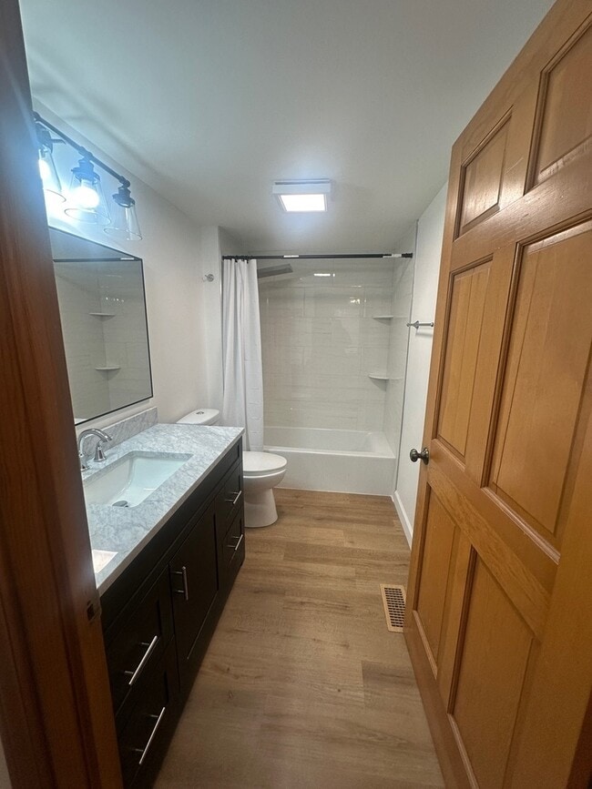 Building Photo - 1942 Heron Ave