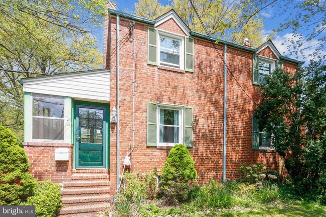 Main entrance. Lockbox to the porch and keypad lock to the house. - 4806 Cherokee St