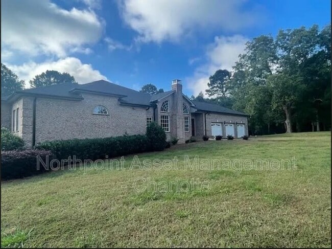 Building Photo - 3 bedroom custom home on tons of acreage w...
