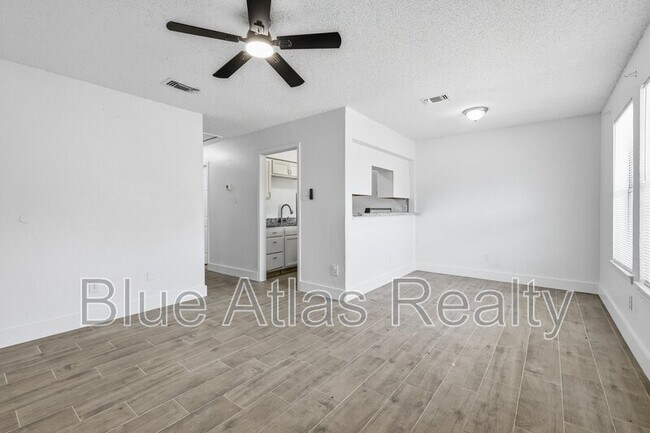 Building Photo - 5517 Wellesley Ave