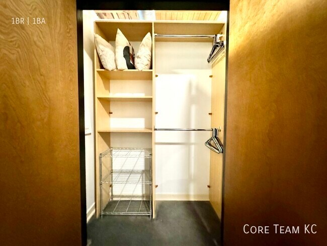 Building Photo - 408 W 8th St