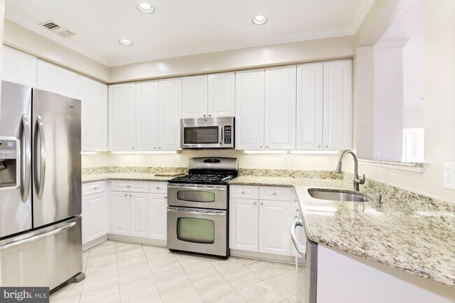 Building Photo - 1860 Stratford Park Pl