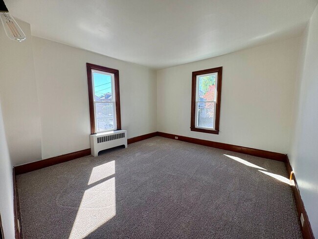 Building Photo - 133-135 E Park St
