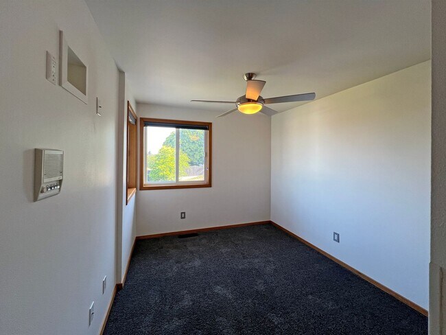 Building Photo - Stunning 4 Bedroom 2.5 Bath with Peek-a-Boo View of Puget Sound