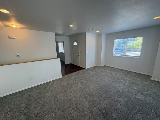 Building Photo - Fully Renovated 3 Bed 2.5 Bath Townhome w/ 1 Car Garage & Yard!