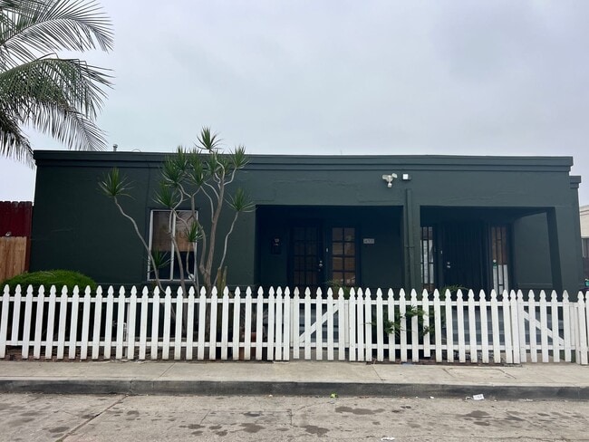 Building Photo - Retro Style Two Bedroom, Centrally Located