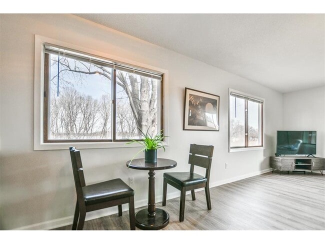 Building Photo - 1621 Larson Dr