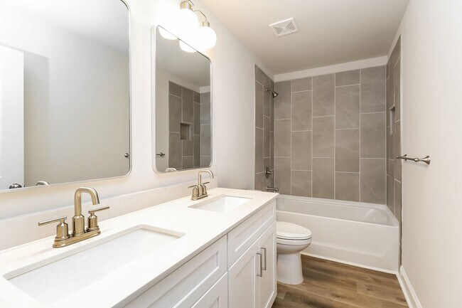 Building Photo - Beautiful 4BR 2.5BA Home w/ Full Appliance Kitchen • Garage Parking •