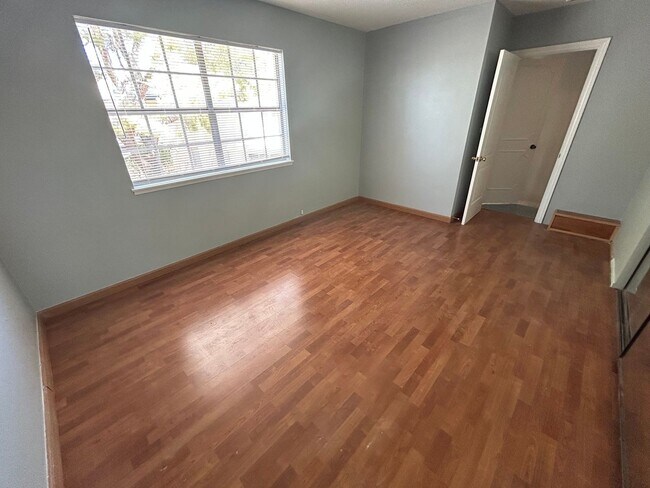 Building Photo - SPACIOUS 2 BEDROOM TOWNHOME IN LAS VEGAS COUNTRY CLUB