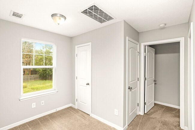 Building Photo - 733 Hollandale Rd