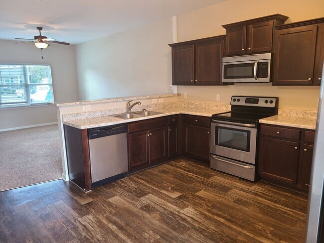 Building Photo - 2 Bedroom, 2.5 Bath Townhouse located in S...