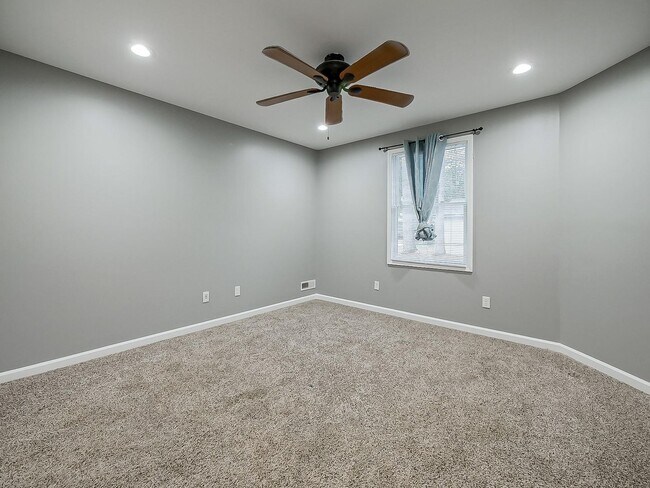 Building Photo - Charming 3-Bed, 2.5-Bath Home in Pinckney!