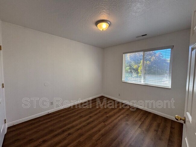 Building Photo - 154 E 100 N