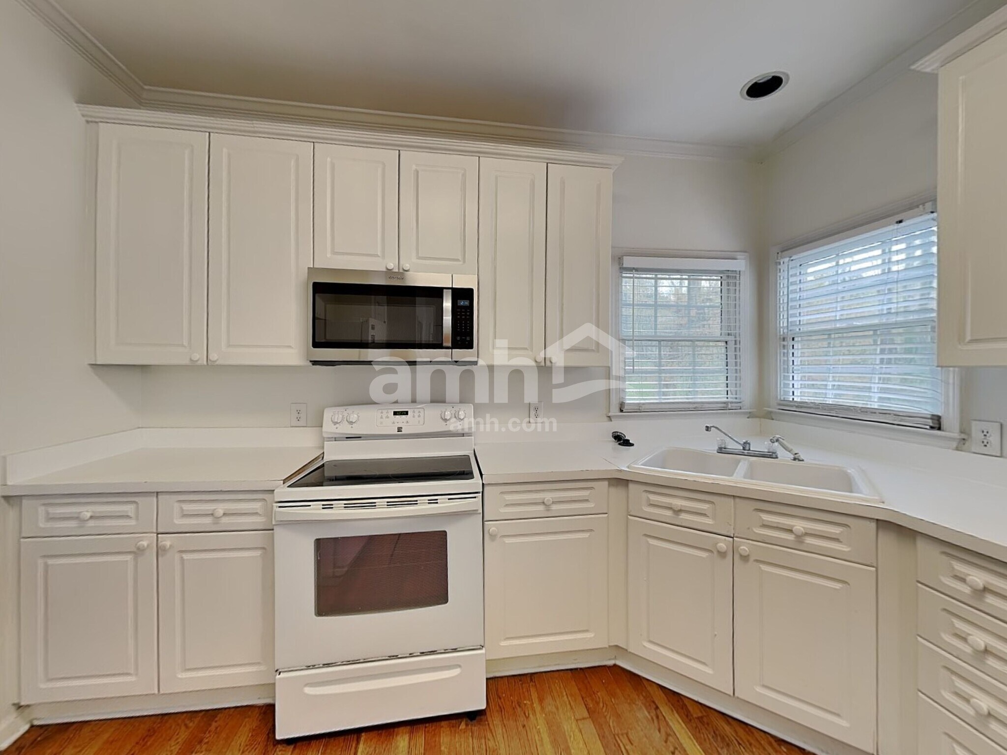 Building Photo - 1555 Brentwood Dr