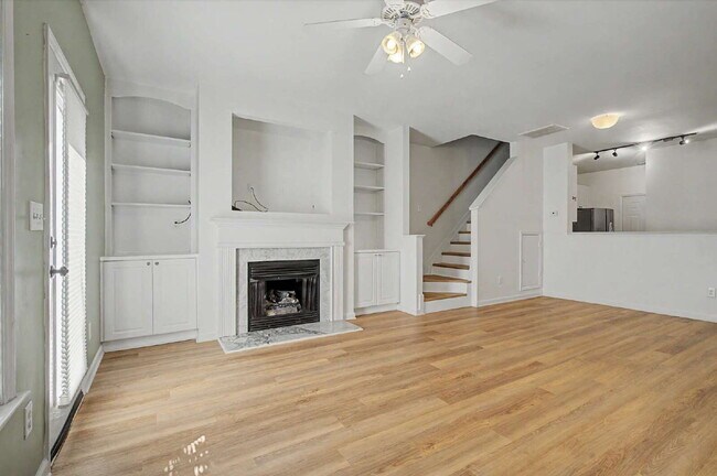 Building Photo - Townhome in Desirable Hedingham Community