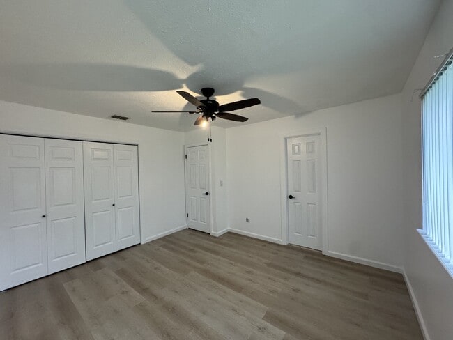 Building Photo - 2 Bedroom 1.5 bath Townhome - just RENOVATED