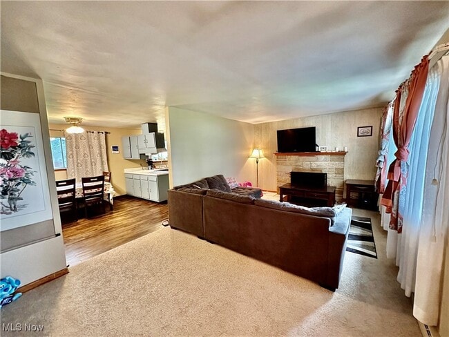 Building Photo - 1370 W Vine St