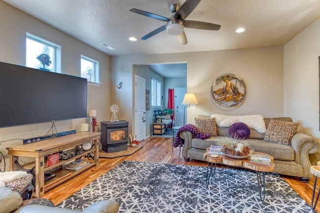 Building Photo - Furnished home in Bend, OR