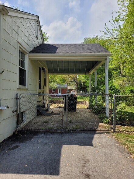 Covered parking - 8011 Greenway Dr