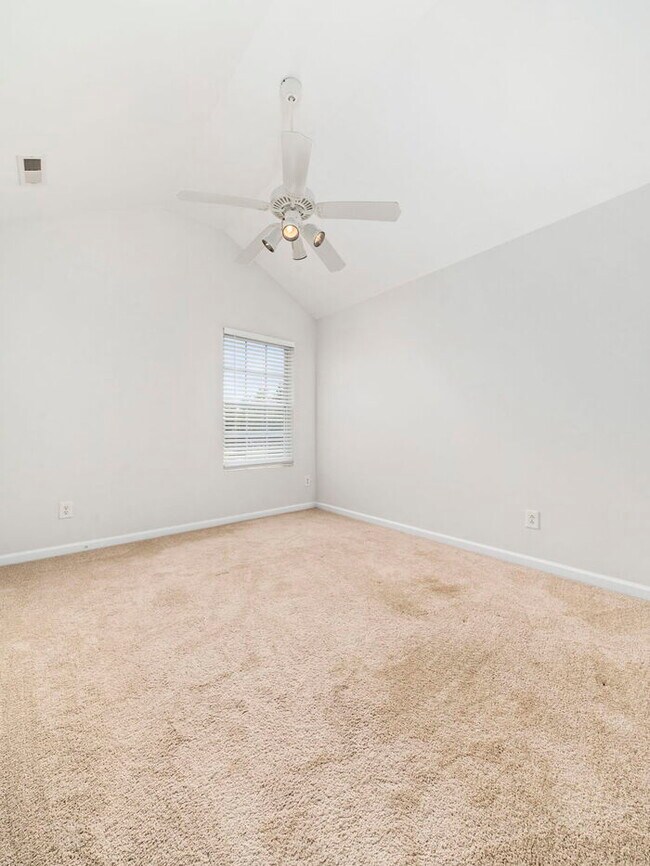 Building Photo - Spacious and Move-In Ready Home! - Fenced ...