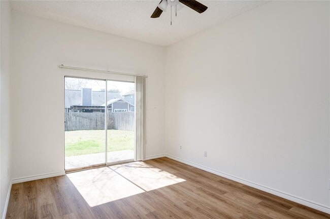 Building Photo - 2007 Castle View Dr