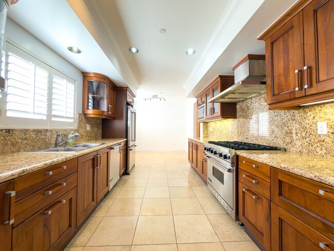 Building Photo - Spacious 3BR Condo with Luxury Finishes in Brentwood!