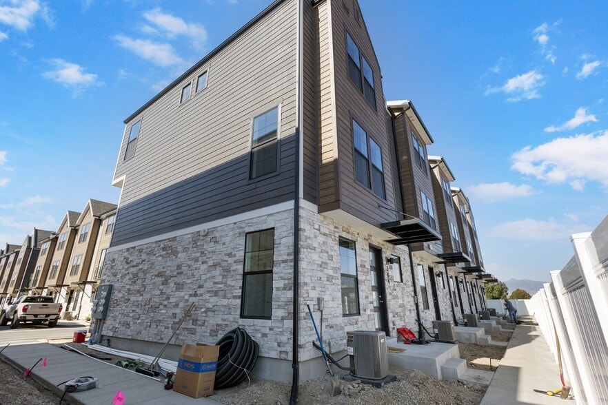 Building Photo - 384 Chadam Way