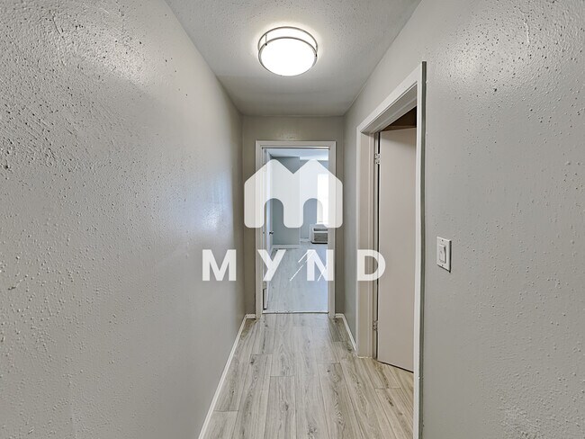 Building Photo - 1724 Pear St Unit 5