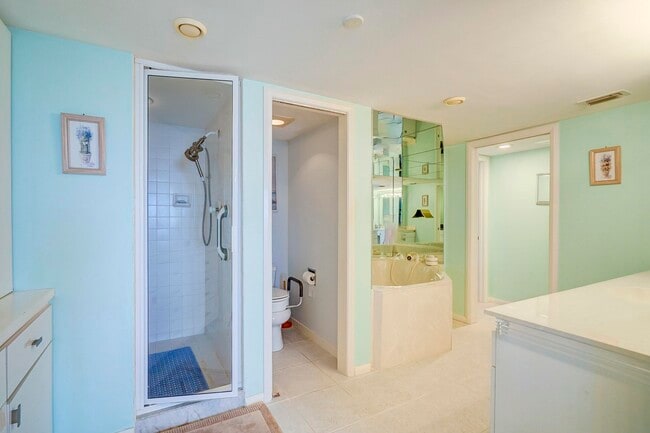 Building Photo - 123 Lakeshore Dr