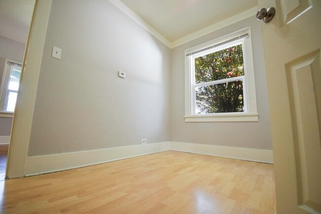 Building Photo - 2 Bedroom 1 Bath Home with Large Yard in t...