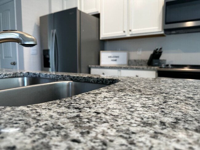 Building Photo - Resort Style Living! Stunning 3/2.5 Townhome in Waterleigh! Available April!