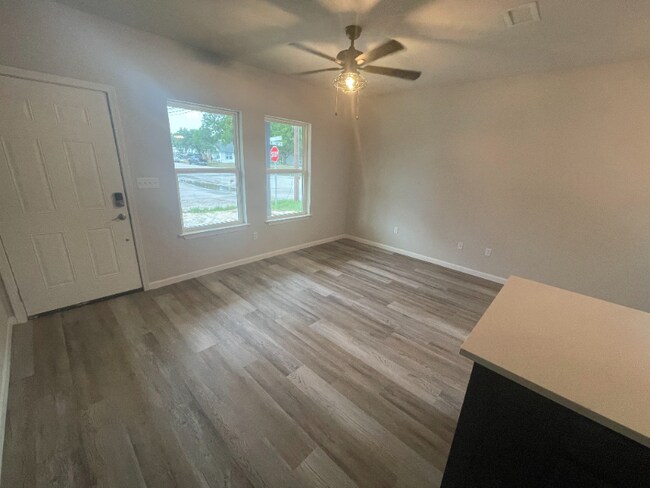 Building Photo - 407 E Houston St