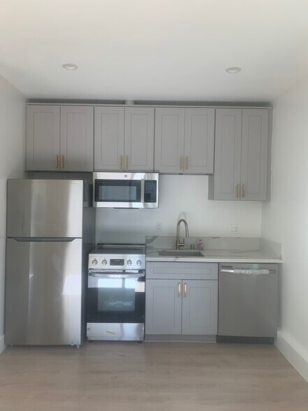 Primary Photo - 4822 Aqueduct Ave