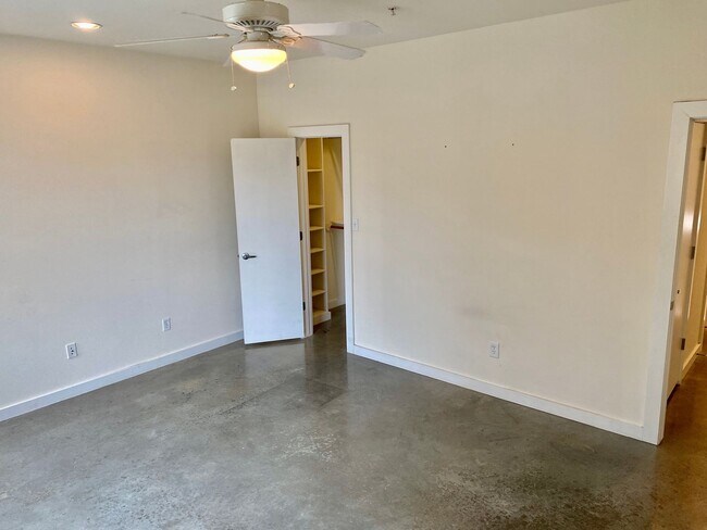 Building Photo - "Fantastic 1-Bedroom Condo off South Congr...