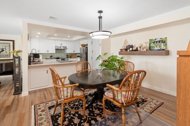 Building Photo - Stunning Spacious 2 Bed 2.5 Bath Condo in ...