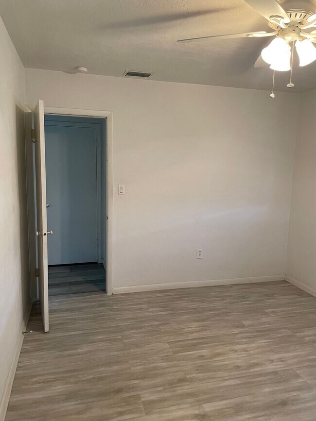 Building Photo - Convenient Port Charlotte Location!