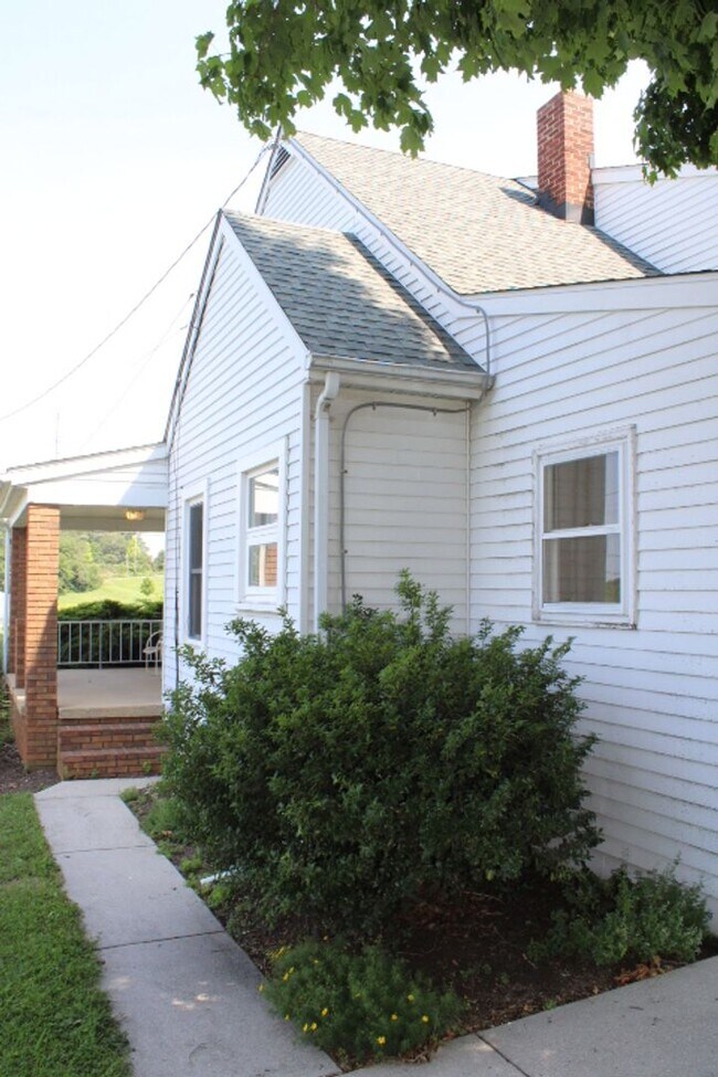 Building Photo - 129 Loucks St