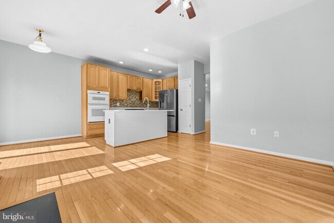 Building Photo - 6687 Roderick Loop