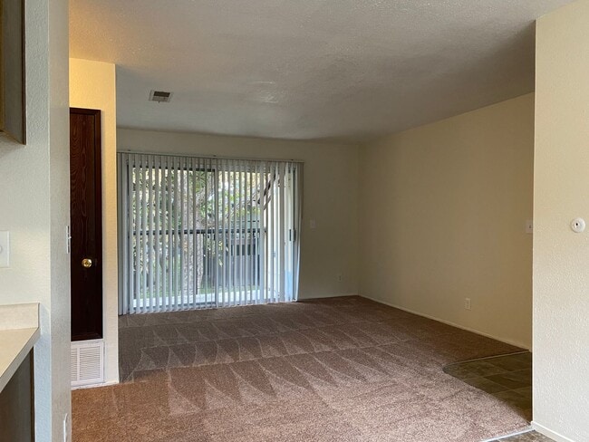 Building Photo - One Bedroom Condo In Sunpointe Condominiums.