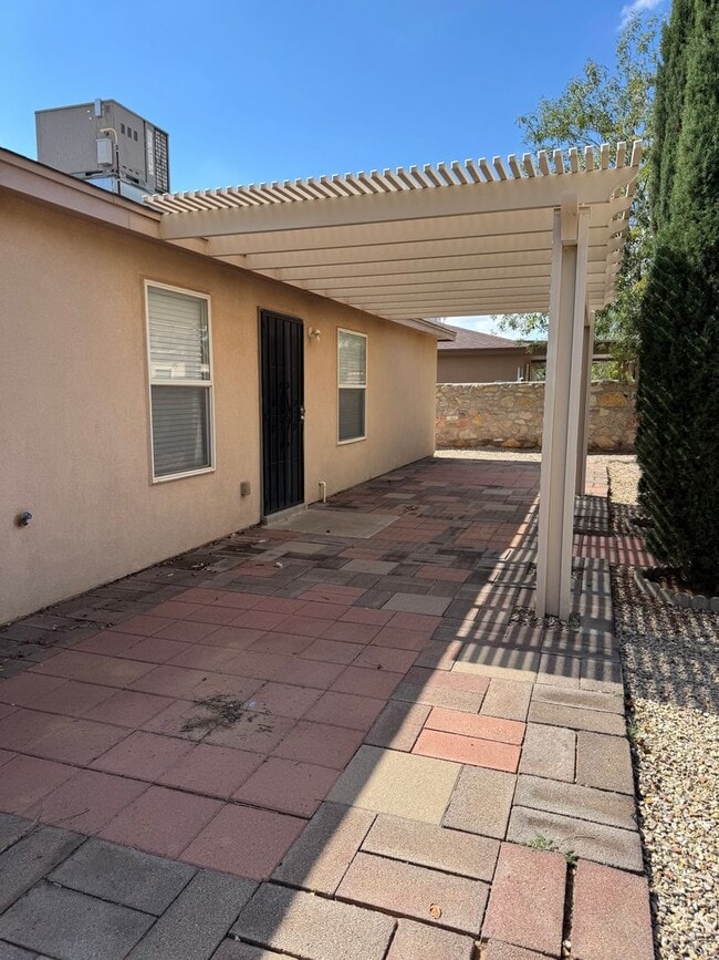 Building Photo - *$500 off first months rent?Beautiful 3 Be...