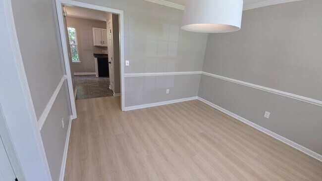 Building Photo - 614 Summerhill Dr